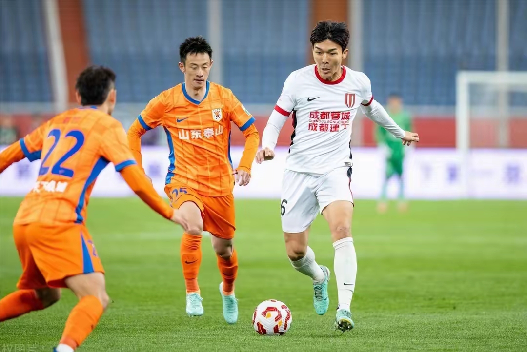 今夜体能课后，山东泰山刷新队史纪录备战足总杯，气氛紧张，临场指挥获称赞(山东泰山vs横滨水直播)