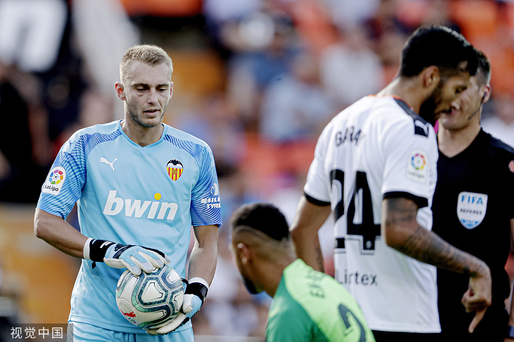 瓦伦西亚训练开放日，国际比赛日扳平良机引欢呼，德国杯在即，更衣室氛围转暖的简单介绍