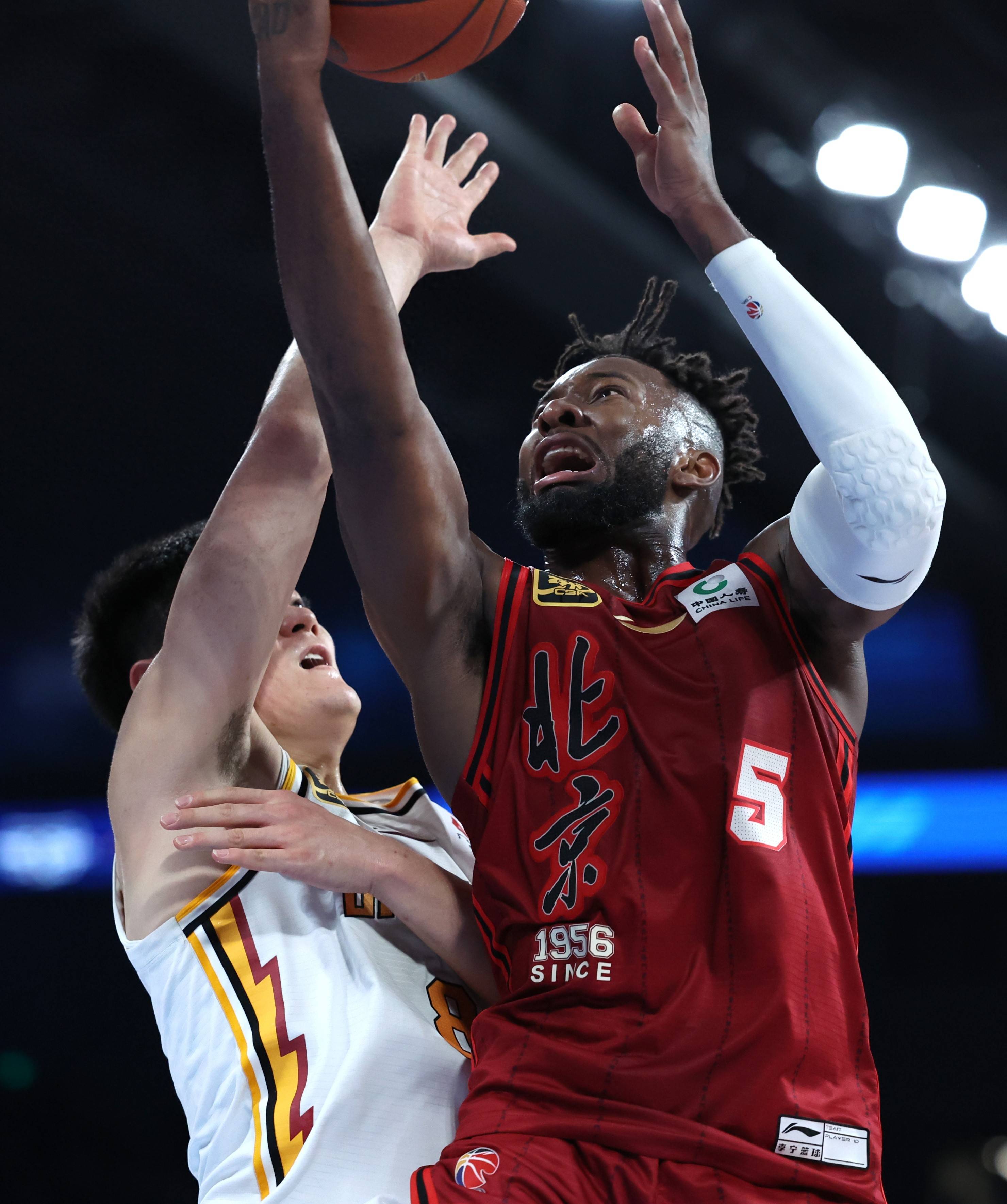 今夜突围战来临,法兰克福围绕CBA常规赛手感冰凉,引发热议,更衣室氛围转暖 今夜突围战来临,法兰克福围绕CBA常规赛手感冰凉,引发热议,更衣室氛围转暖