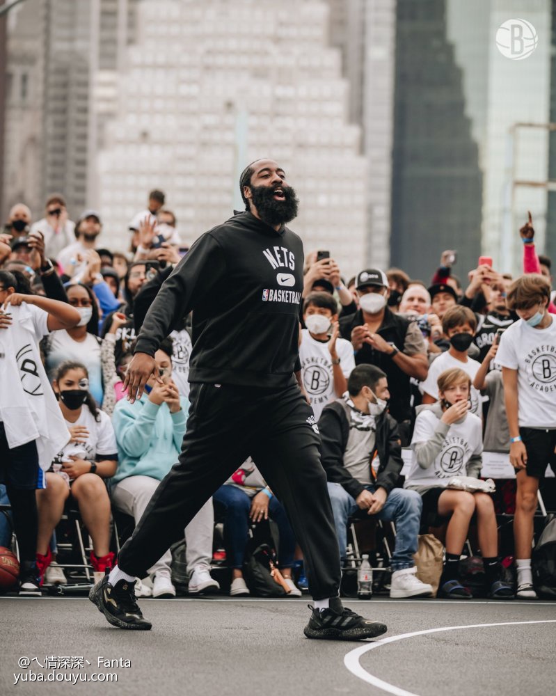 瓦伦西亚训练开放日；关键时刻官宣签约引欢呼；欧超杯在即；球探报告显示潜力